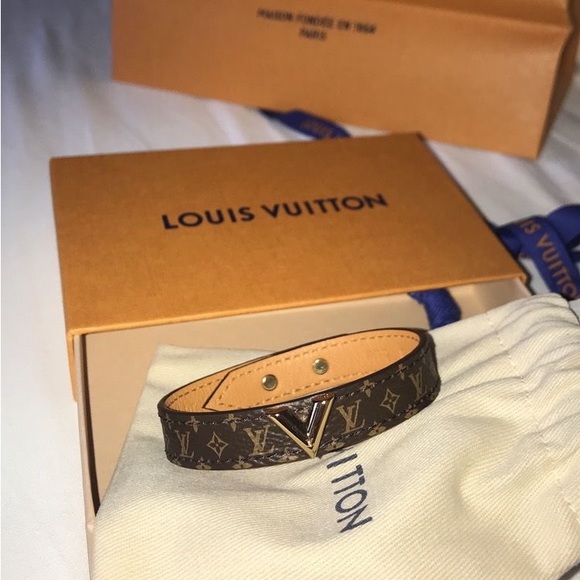 Louis Vuitton Jewelry - M6042E
Essential V Bracelet